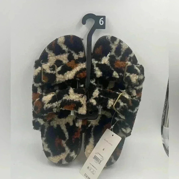 Secret Treasures Shoes - NWT  Fuzzy Cheetah Print Sandals